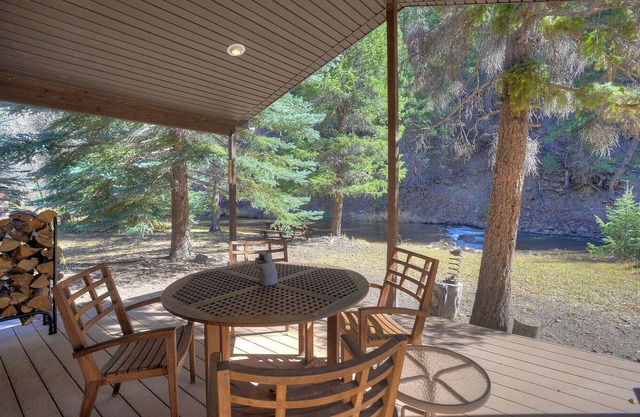 River Front Cabin on 1 acre - 14 Minutes to Downtown Durango