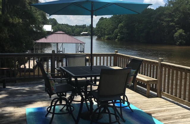 River front cabin on Caddo Lake /Big Cypress Bayou