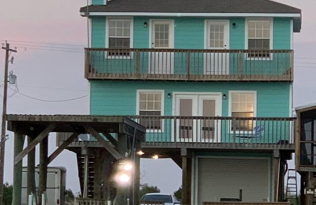 River Front Fishing Lodge Close to Beach!