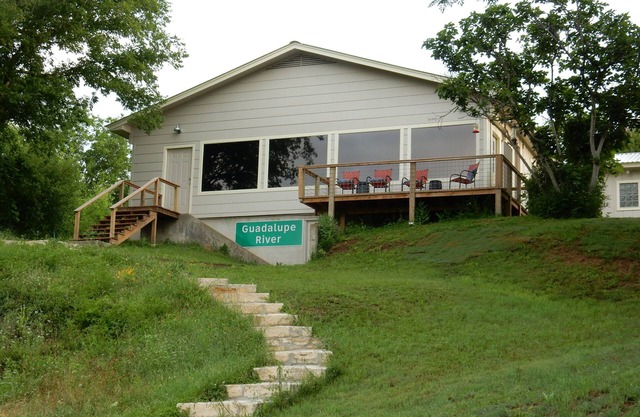 RIVER FRONT HOME NEAR KERRVILLE, HOT TUB, TUBES, FLOATS INCLUDED