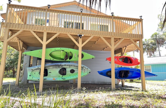 River-front house 6-kayaks manatees bikes fire pit fishing HUGE yard/parking
