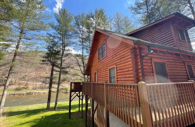 River Front, Pet Friendly, Hot Tub, Fishing, Gas Frpl, fire pit, WIFI
