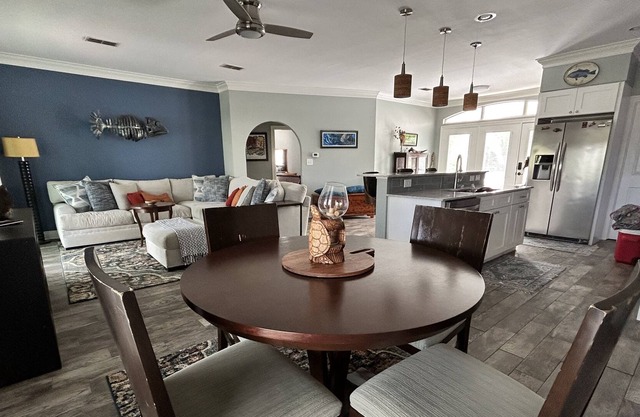 River house w/boat dock and deep water access. 10 min drive to shop & casinos!