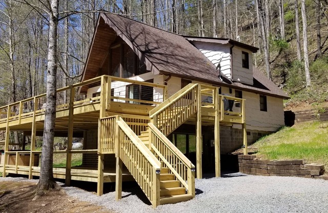 River Rock: stream side, 11 acres, hot tub, waterfall