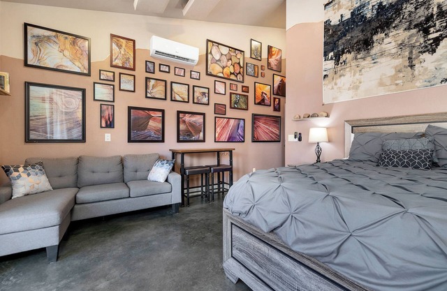 River Rock Studio w/private courtyard, 20 minutes to Zion