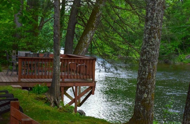 River’s Edge Cabin- Perfect for Romance/Outdoor Adventures/Relaxation