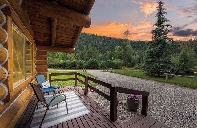 River Stone | Charming Log Cabin Near Florida River, 20 Min to Town, Dogs OK