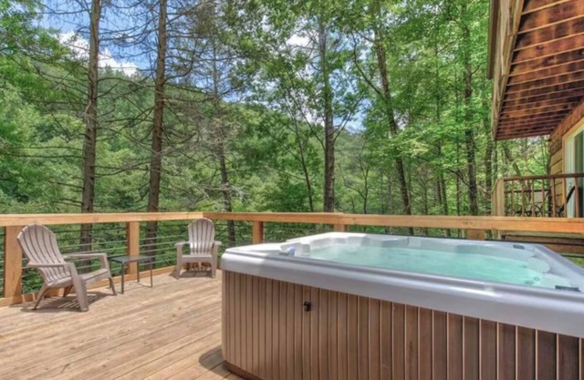 *River VIEW* Cozy 3BD Cabin w/Hot Tub + Near Town