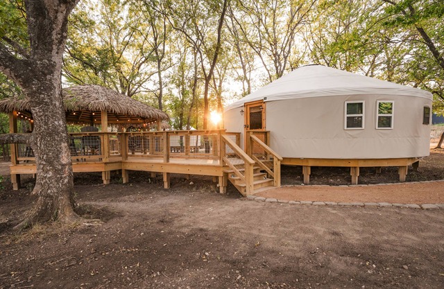River Yurt Village/Medina River/Hot Tub/Close to Downtown/Hoot Owl