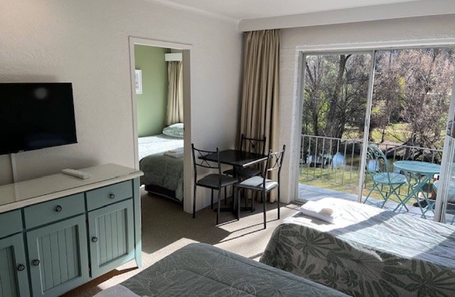 Riverbank Park Motel