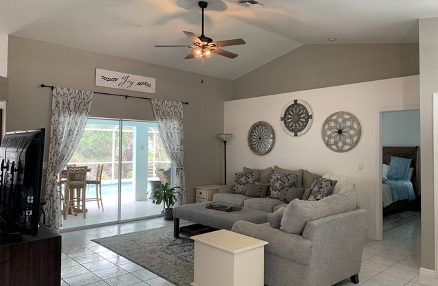 Riverbend Retreat! 3 bdrm, 2 bath, heated pool & on the canal!
