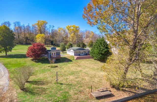 Riverfront 3 BD house, 20 minutes away from VT | All Amenities