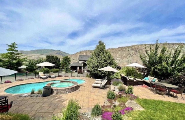 Riverfront- 5 Mins to Chelan+Views+Pool