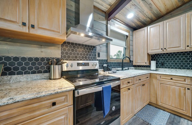 Riverfront Broken Bow Cabin w/Private Hot Tub!