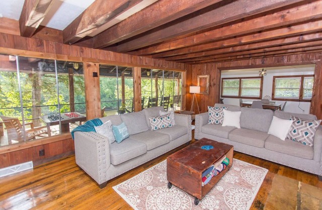 Riverfront Cabin - near Downtown BGKY