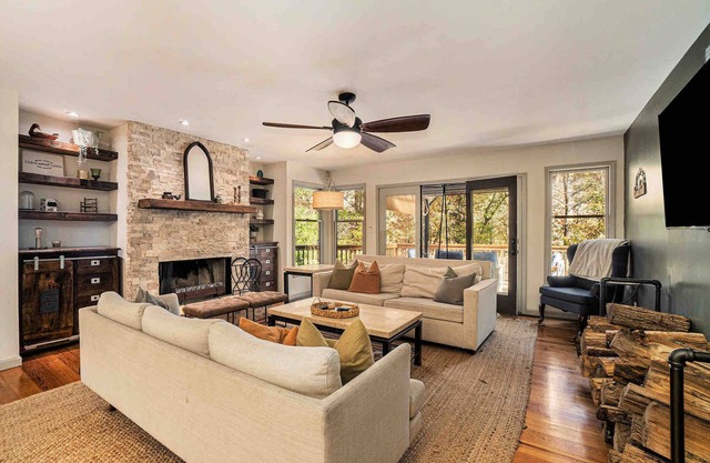 Riverfront Cabin w/Hot Tub & Outdoor Movie Screen. Quiet Retreat In The Woods!