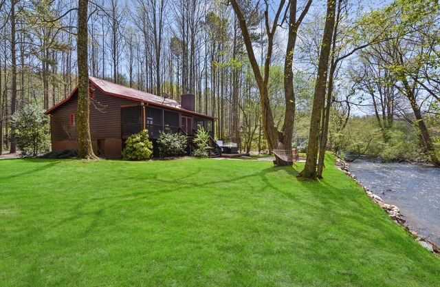 Riverfront, Hdtv, Flat Lot, Grassy Yard!