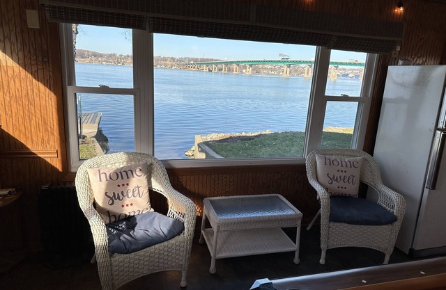 Riverfront Hideaway By LeClaire & I-80 - Close to TBK Sports Complex!