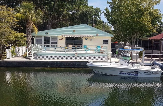 RIVERFRONT - KAYAK, SWIM, FISH THE WEEKI WACHEE RIVER. 3BR, 2 BA PRIVATE HOUSE.