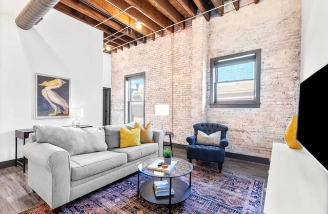 Riverfront Loft - Arch, Convention Center, Casino