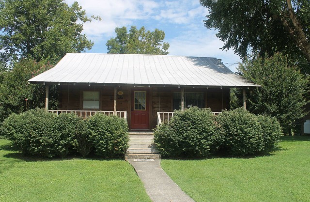 Riverfront Log Cabin 1 1/2 Mile From The Entrance Of The GSM National Park