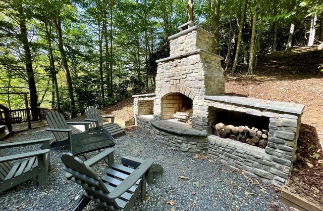 RIVERFRONT Log Cabin,HotTub,Pet Friendly,SatelliteTV's,WIFI, shuffleboard