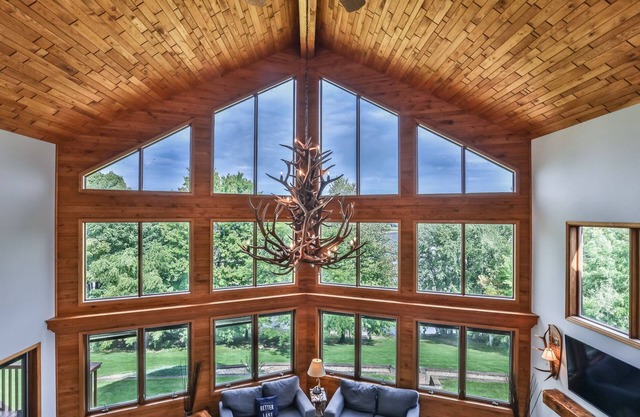 Riverfront Luxury with 5 bedrooms & Private Pool! 35 Minutes to Granite Peak!