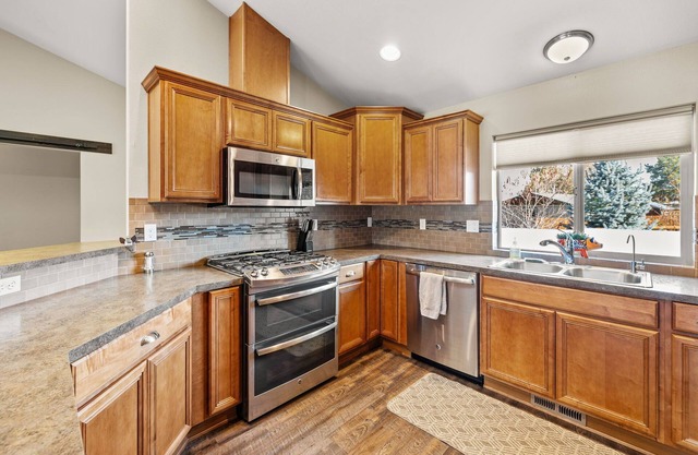 Riverfront on half acre lot-2 car garage-walk to tap house and restaurants
