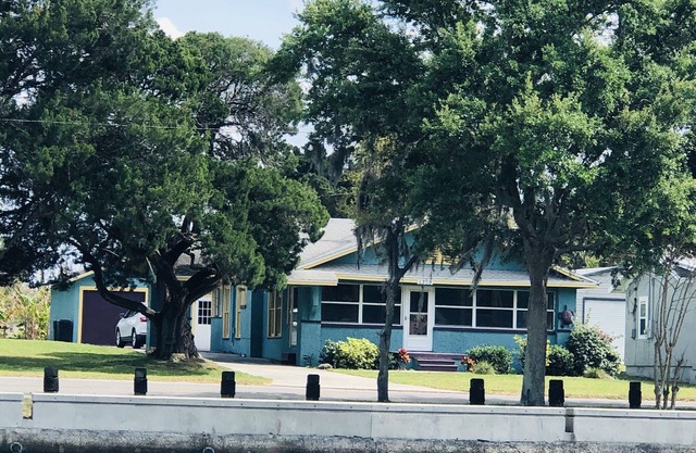 Riverfront Plum Crazy Bungalow w/boat dock! 10 min to Gulf, close to beaches!