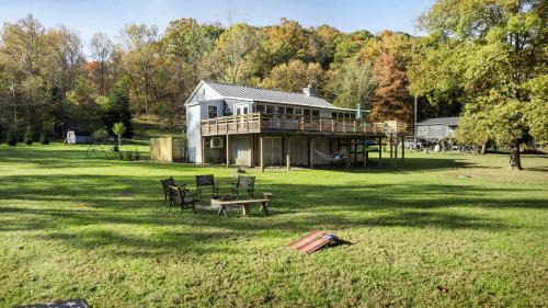 Riverfront w Deck Grill Fire pit & Climbing Wall