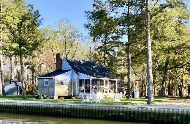 Rivers Edge Waterfront Cabin, Private Beach