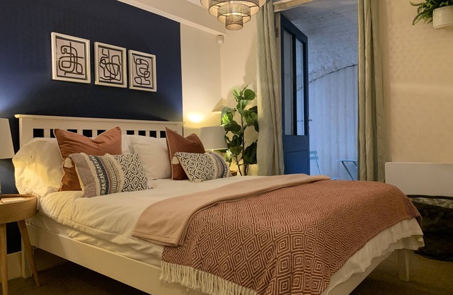 Riverside apartment near Hampton Court Palace