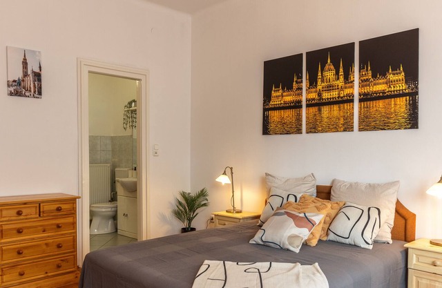 Riverside Balcony Apartment with view to Danube