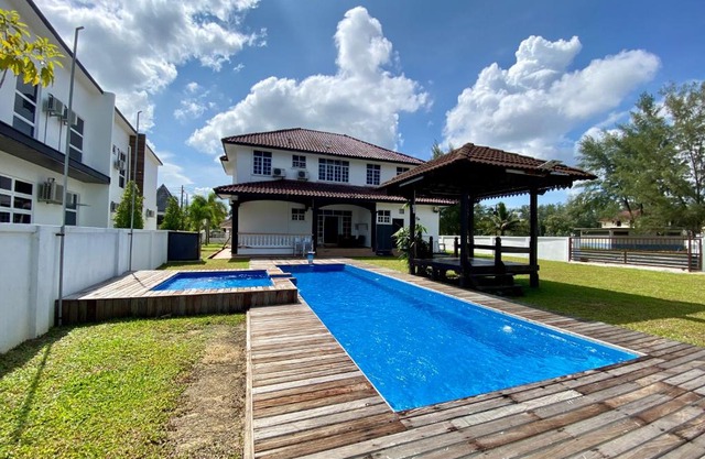 Riverside Bungalow with Pool at Koliba, Casa del Fiume
