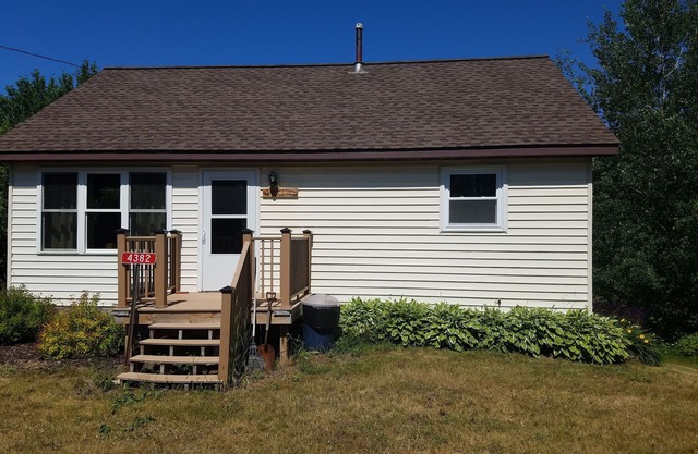 Riverside Cottage near snowmobile and atv trails and Mt. Bohemia with Wi-Fi!