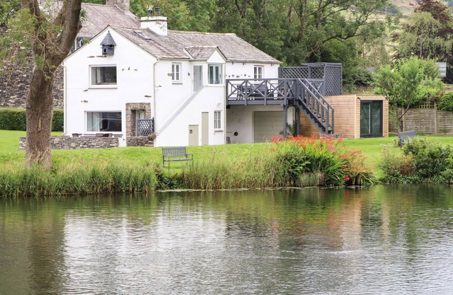 RIVERSIDE HIDEAWAY, pet friendly, with open fire in Newby Bridge