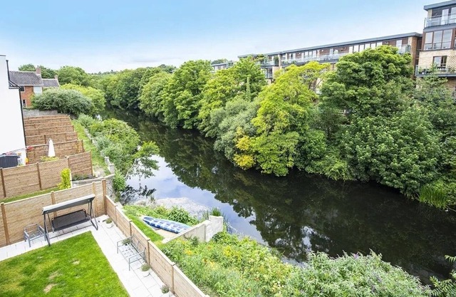 Riverside Home - Unique Abode in Dublin City - Romantic Rooms and Cozy Gardens