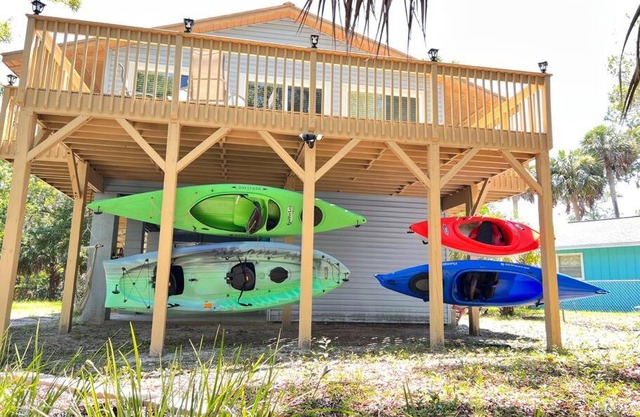 Riverside house 6-kayaks manatees bikes fire pit