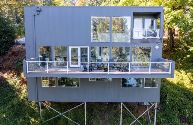 Riverside Luxury, /w a, Bright and Light Setting on the Banks of the Willamette, 6 Miles to Downtown