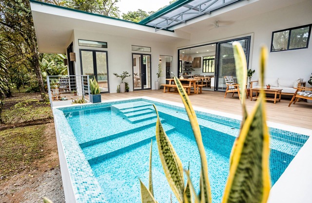 Riverside Luxury w/Pool - Walk to Dominical