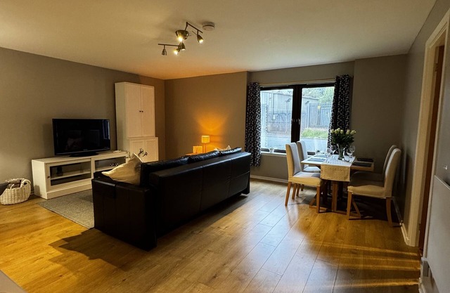Riverside Rest - 2 bedroom apartment: sleeps 4 guests with private parking