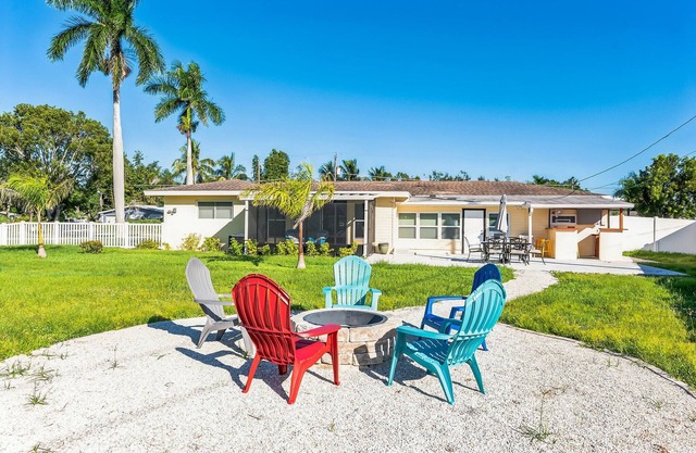 Riverside Retreat: Deck Bar, Fire Pit, Boat Parking