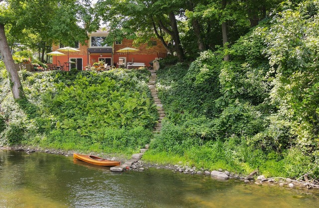 Riverside retreat with hot tub on the Huron River! 10 miles to UofM!