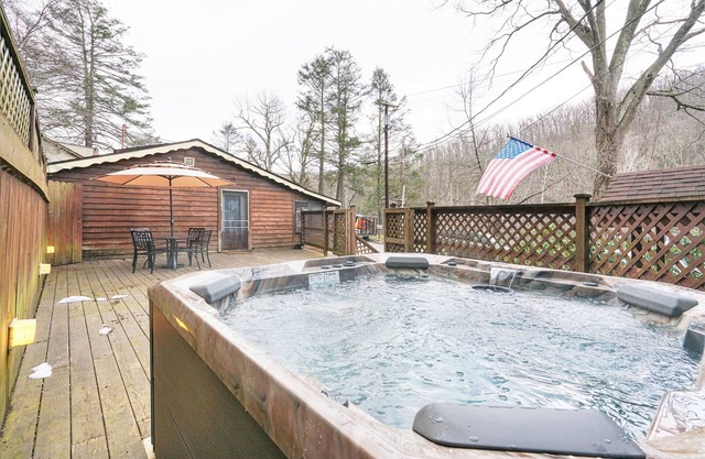 Riverside Suite*HotTub*WiFi*Steps to the River