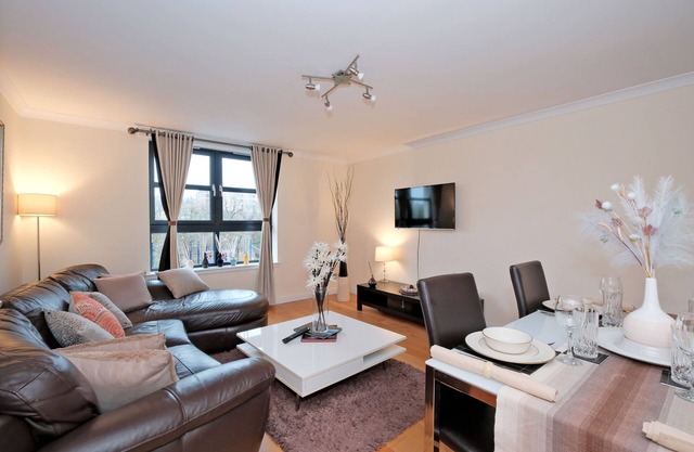 RiverView-2Br-Sleeps4-CityCentre-Parking-FastWiFi