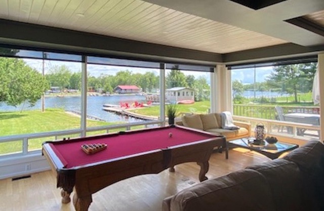 Riviera Lodge - Large Renovated Waterfront Property
