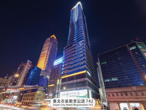 Roaders Plus Hotel - Taipei Station