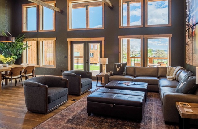 Roam (New!) Luxury cabin w/2 kings + queen, exclusive access to Grand Pergola w/fire pit & griddle