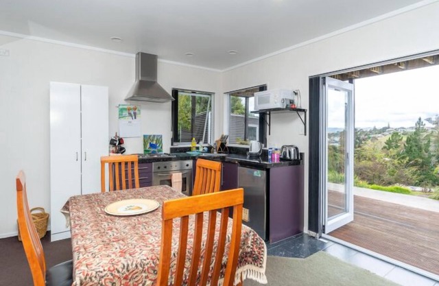 Roberts St - Apartment (Downstairs) - 2BR 1Bath-2 bedroom holiday home