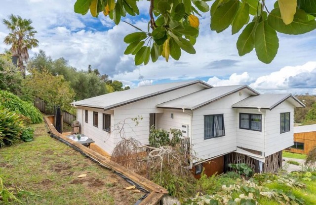 Roberts St -The Two Roberts-3 bedroom holiday home